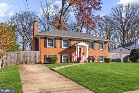 8011 Candlewood Dr, Alexandria, VA 22306
