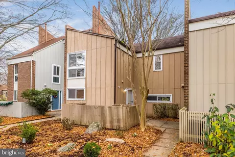 11551 Links Dr, Reston, VA 20190 photo 2
