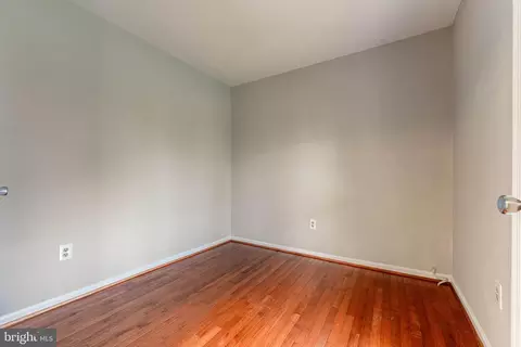 9846 Faust Dr, Vienna, VA 22182 photo 5