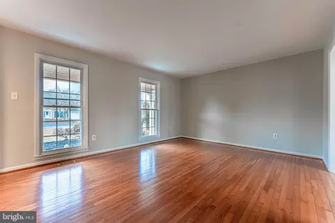 9846 Faust Dr, Vienna, VA 22182 photo 8