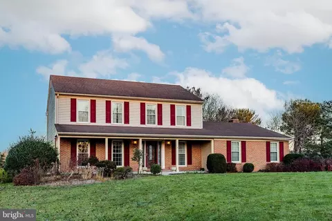 9846 Faust Dr, Vienna, VA 22182