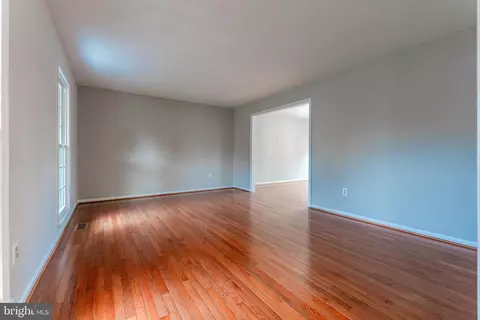 9846 Faust Dr, Vienna, VA 22182 photo 9
