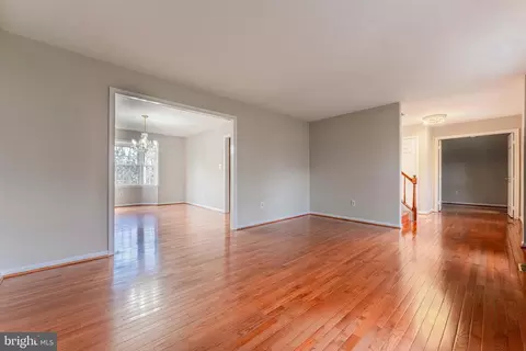 9846 Faust Dr, Vienna, VA 22182 photo 10