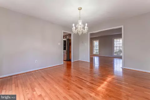 9846 Faust Dr, Vienna, VA 22182 photo 11