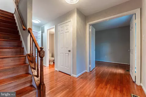 9846 Faust Dr, Vienna, VA 22182 photo 4