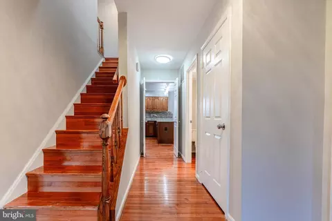 9846 Faust Dr, Vienna, VA 22182 photo 2
