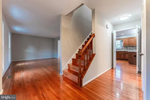 9846 Faust Dr, Vienna, VA 22182 photo 3