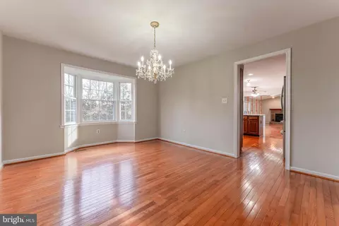 9846 Faust Dr, Vienna, VA 22182 photo 13