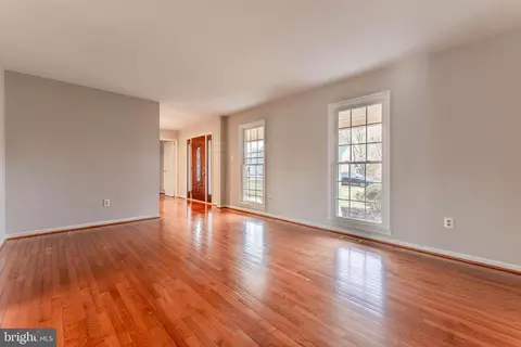 9846 Faust Dr, Vienna, VA 22182 photo 7