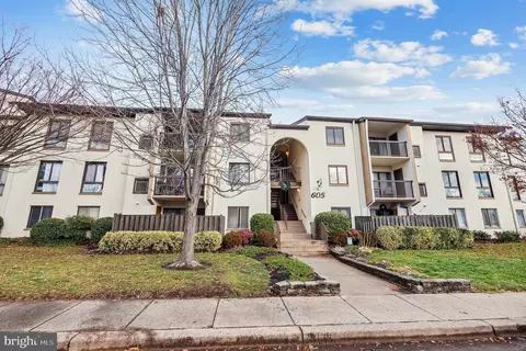 605 Center St #203, Herndon, VA 20170