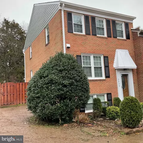 2513 Windbreak Dr, Alexandria, VA 22306