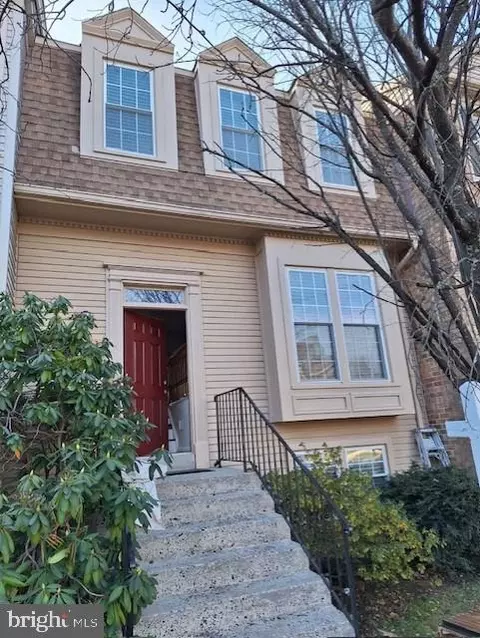4241 Fox Lake Dr, Fairfax, VA 22033