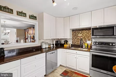 8064 Powderbrook Ln, Springfield, VA 22153 photo 5