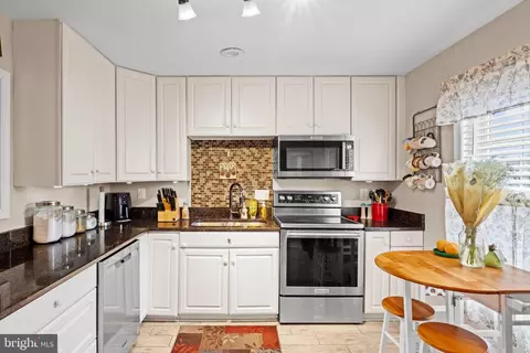 8064 Powderbrook Ln, Springfield, VA 22153 photo 4