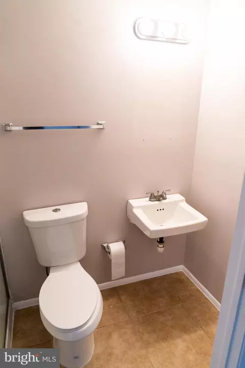 Bath - 8069 Donegal Ln, Springfield, VA 22153 photo 5 of 9