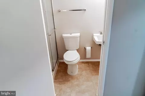 Bath - 8069 Donegal Ln, Springfield, VA 22153 photo 3 of 9