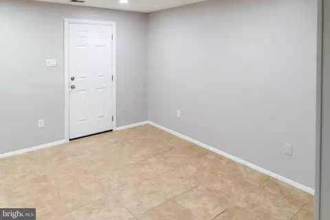Entry Way - 8069 Donegal Ln, Springfield, VA 22153 photo 7 of 13