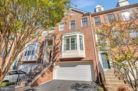 8845 Royal Doulton Ln, Fairfax, VA 22031