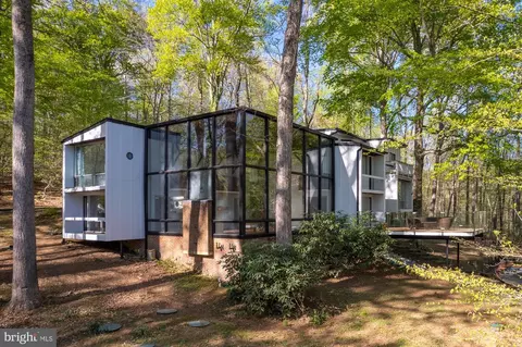 4 Jefferson Run Rd, Great Falls, VA 22066