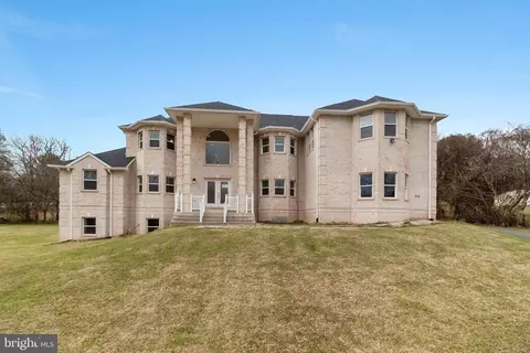 818 Utterback Store Rd, Great Falls, VA 22066