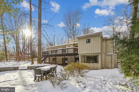 2025 Peppermint Ct, Reston, VA 20191 photo 4