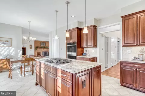 8709 Middleford Dr, Springfield, VA 22153 photo 12