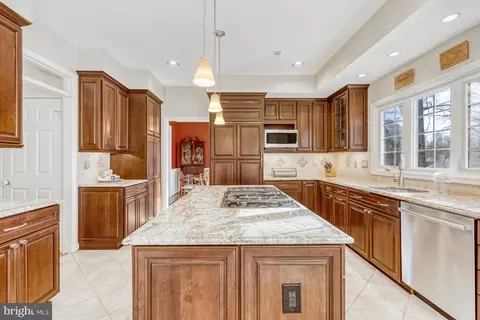 8709 Middleford Dr, Springfield, VA 22153 photo 13