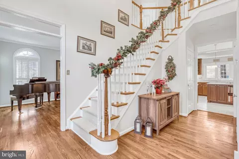 8709 Middleford Dr, Springfield, VA 22153