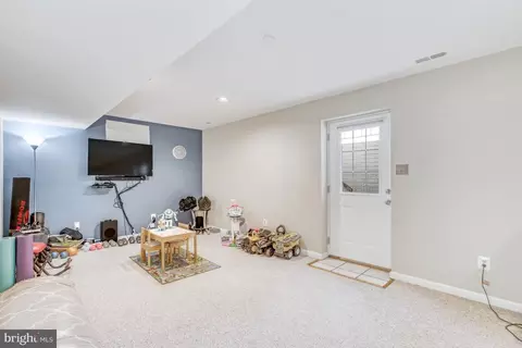 8709 Middleford Dr, Springfield, VA 22153 photo 32