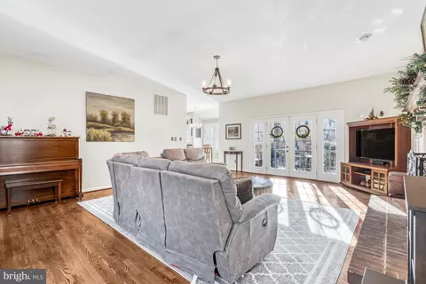 8709 Middleford Dr, Springfield, VA 22153 photo 19