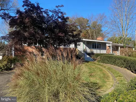 822 Walker Rd, Great Falls, VA 22066 photo 2