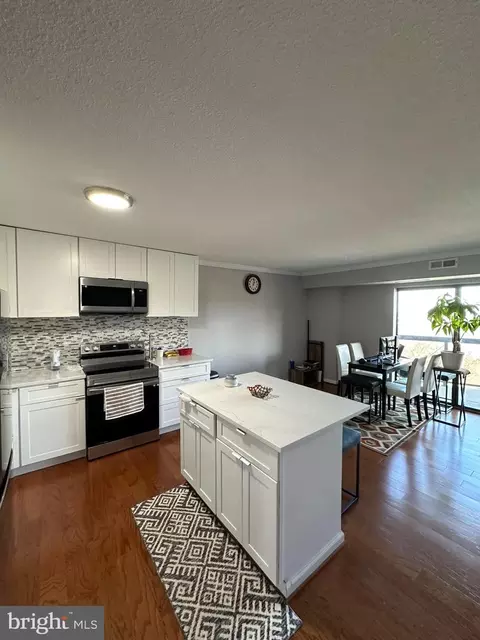 8350 Greensboro Dr #216, Mclean, VA 22102