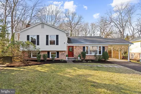 8714 Parry Ln, Alexandria, VA 22308