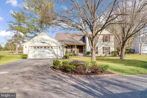 5607 Rowena Dr, Centreville, VA 20120