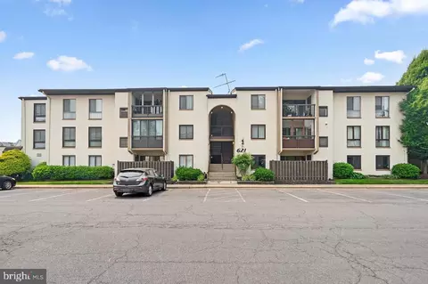 621 Center St #T4, Herndon, VA 20170