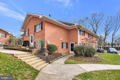 8888 Walutes Cir #E, Alexandria, VA 22309