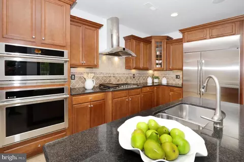 Kitchen - 9307 Castle Hill Rd, Springfield, VA 22153 photo 4 of 8