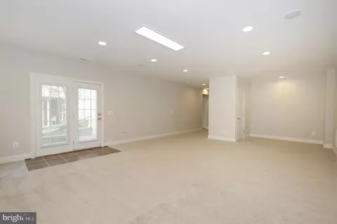 Living - 9307 Castle Hill Rd, Springfield, VA 22153 photo 10 of 10