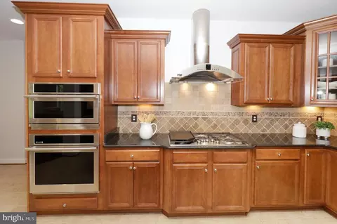 Kitchen - 9307 Castle Hill Rd, Springfield, VA 22153 photo 5 of 8