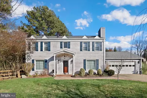 9816 Fosbak Dr, Vienna, VA 22182