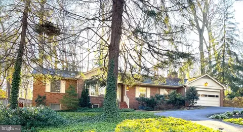 3315 Barkley Dr, Fairfax, VA 22031