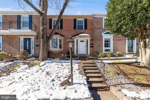 8032 Saint Annes Ct, Alexandria, VA 22309