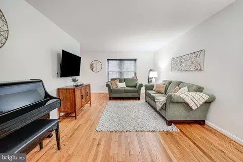 2111 Golf Course Dr, Reston, VA 20191 photo 3