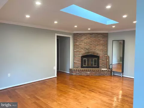 2860 Dover Ln #301, Falls Church, VA 22042