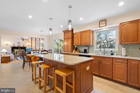 9832 Faust Dr, Vienna, VA 22182 photo 11