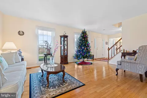 9832 Faust Dr, Vienna, VA 22182 photo 6