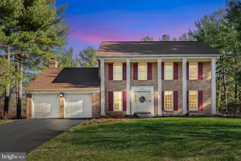 9832 Faust Dr, Vienna, VA 22182