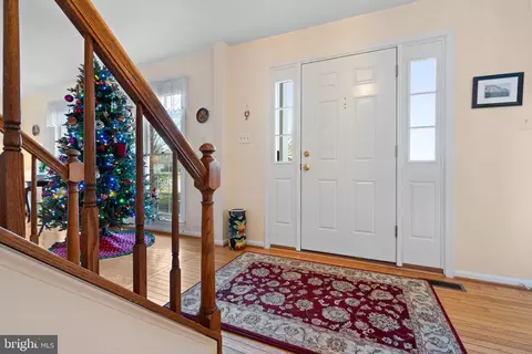 9832 Faust Dr, Vienna, VA 22182 photo 3