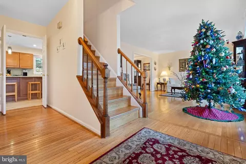 9832 Faust Dr, Vienna, VA 22182 photo 4