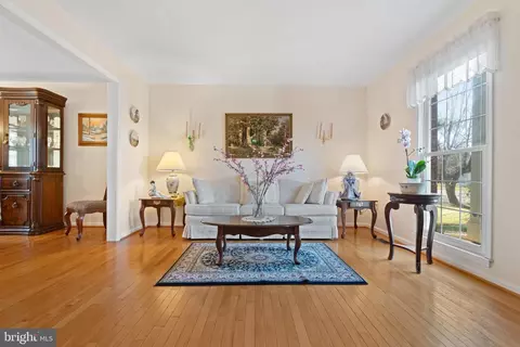 9832 Faust Dr, Vienna, VA 22182 photo 5